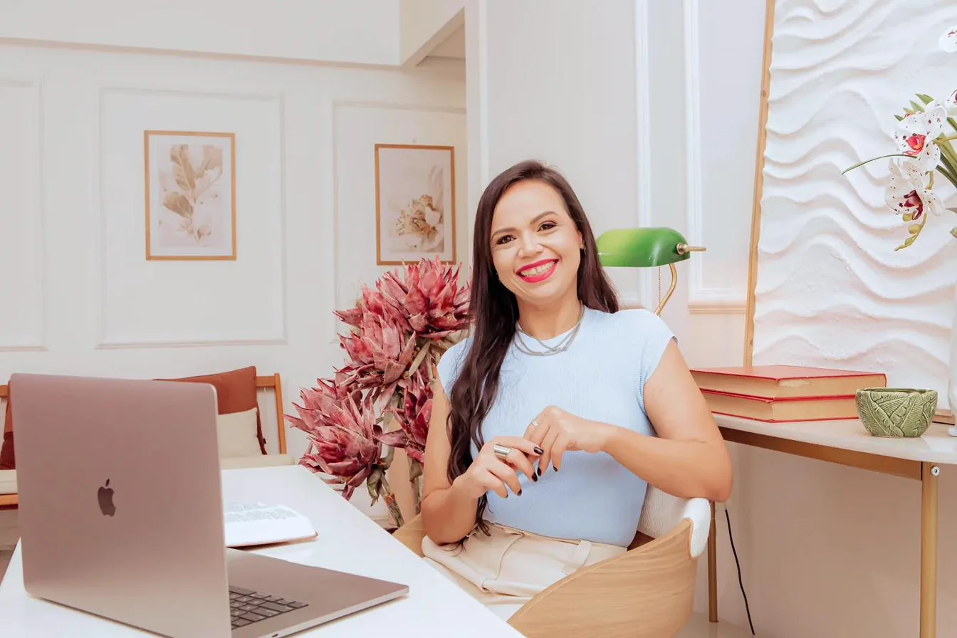 Ana Frois, psicóloga, em seu consultório